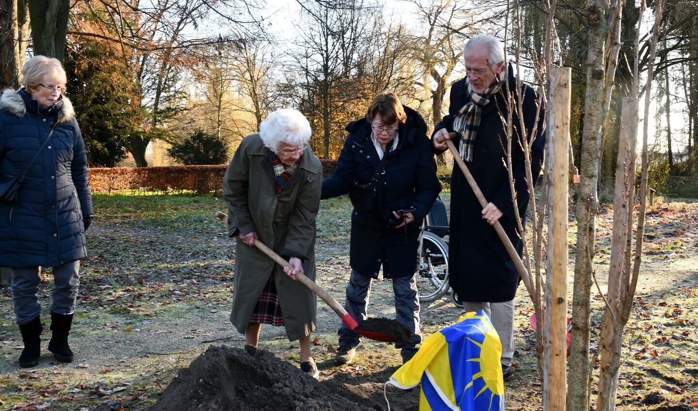 Voor haar honderdste verjaardag, heeft mevrouw Diny Hoff-Stuurman een boom geplant op park Vroonhoven