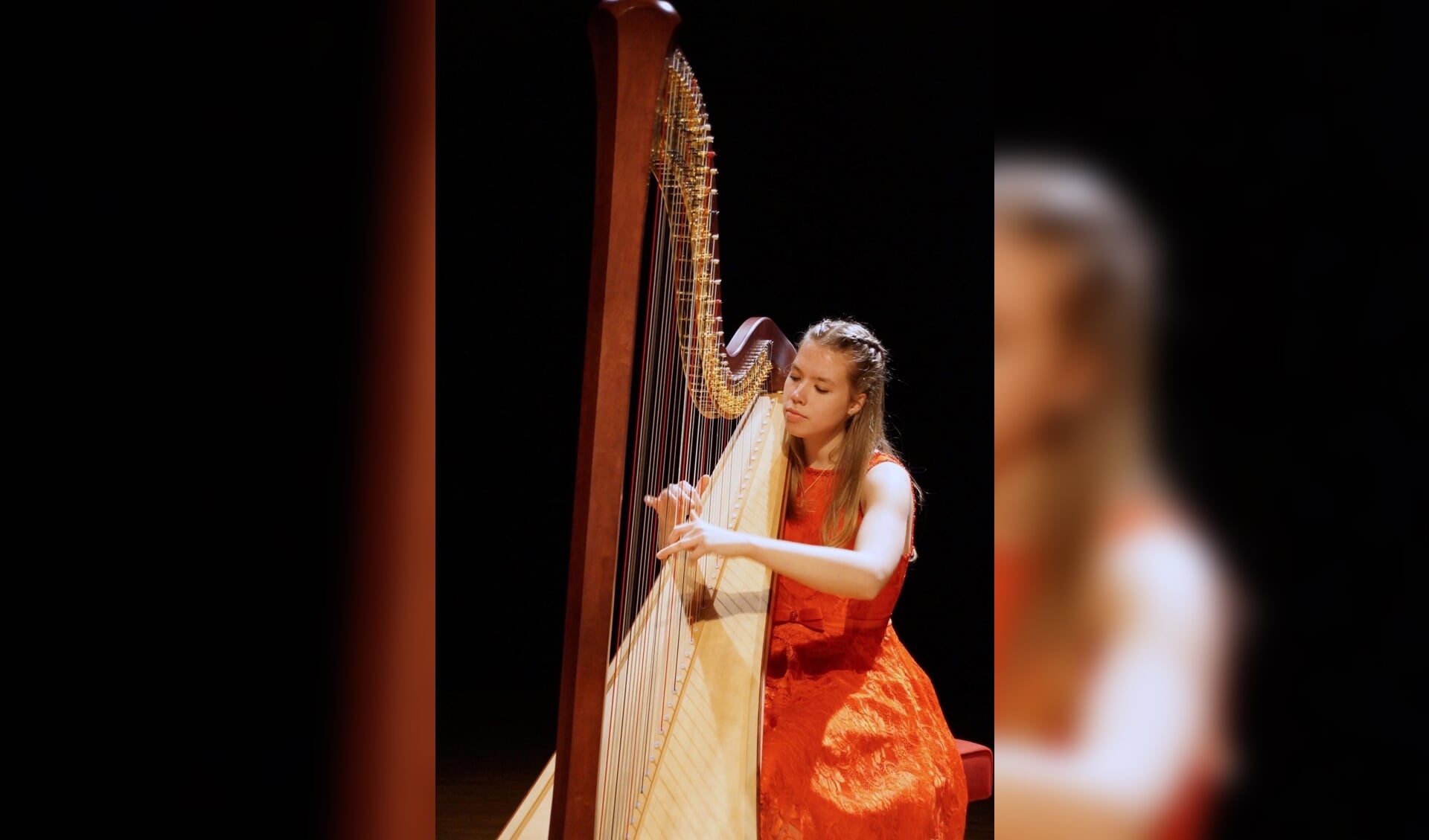 Harpiste en zangeres Kyra Frimout 