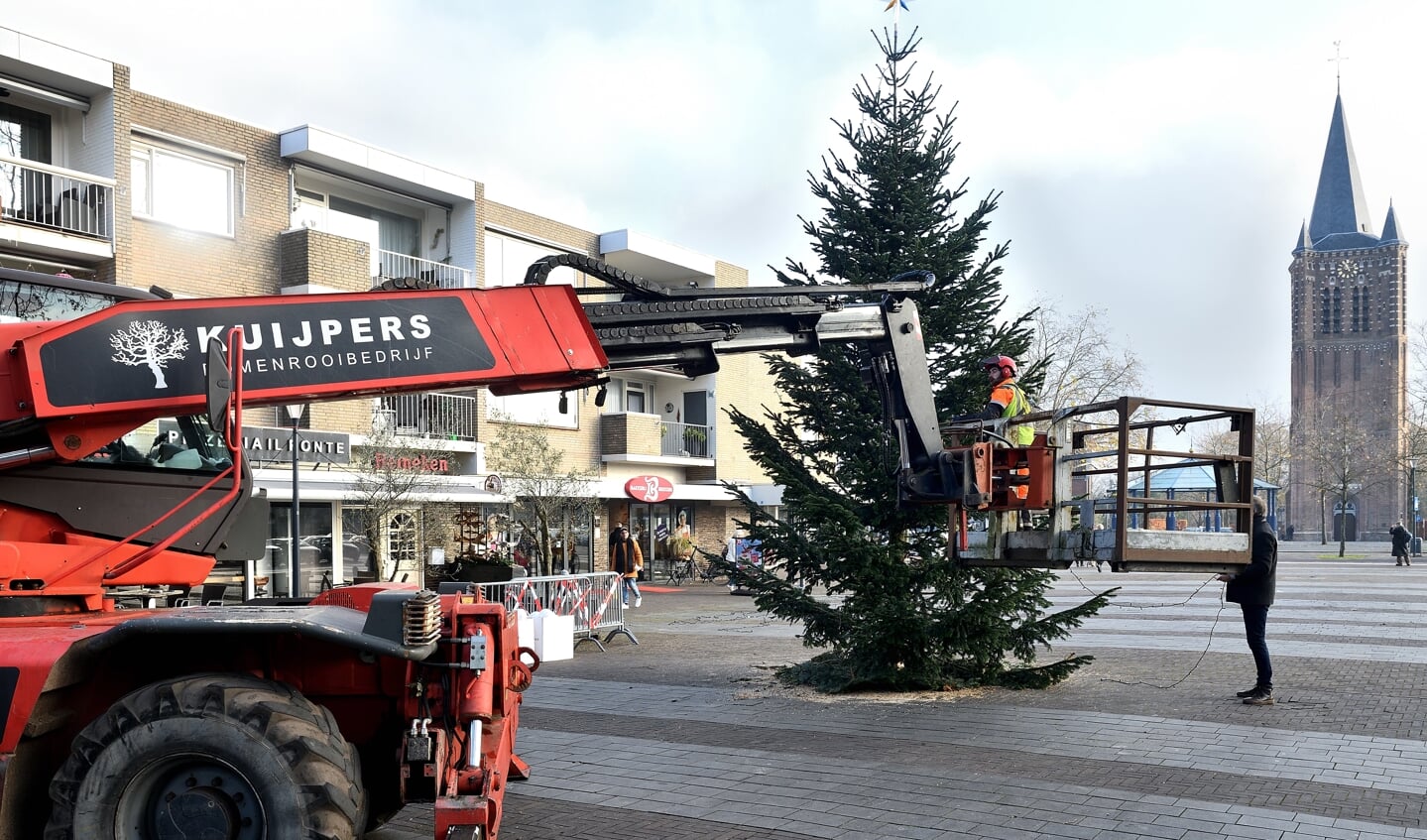 De Kerstboom werd vakkundig op het Raadhuisplein geplaatst