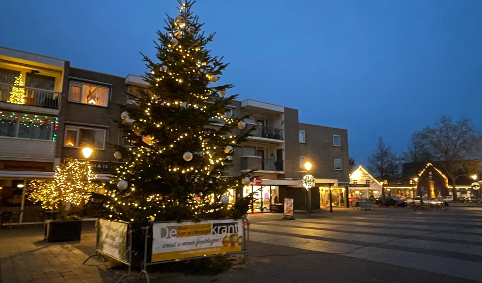 De kerstboom op het Raadhuisplein in Son en Breugel