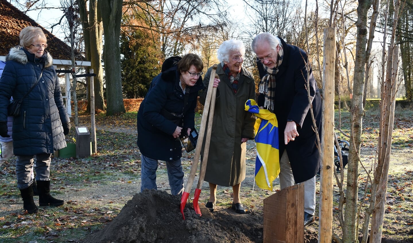 Voor haar honderdste verjaardag, heeft mevrouw Diny Hoff-Stuurman een boom geplant op park Vroonhoven