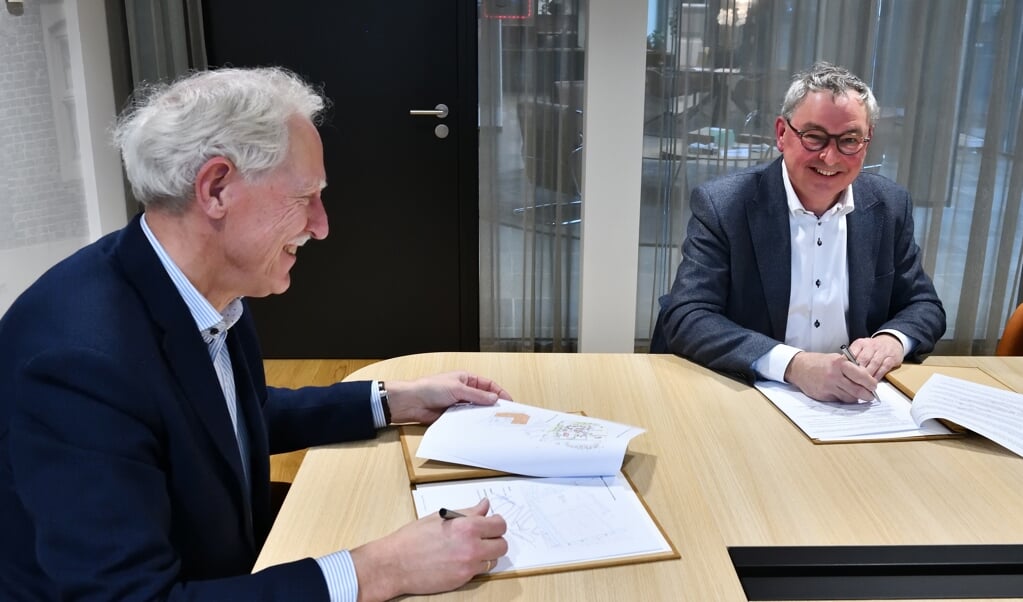 Wethouder Jan Boersma (l) en Jack Smits tijdens de ondertekening van het project aan de Bijenlaan 