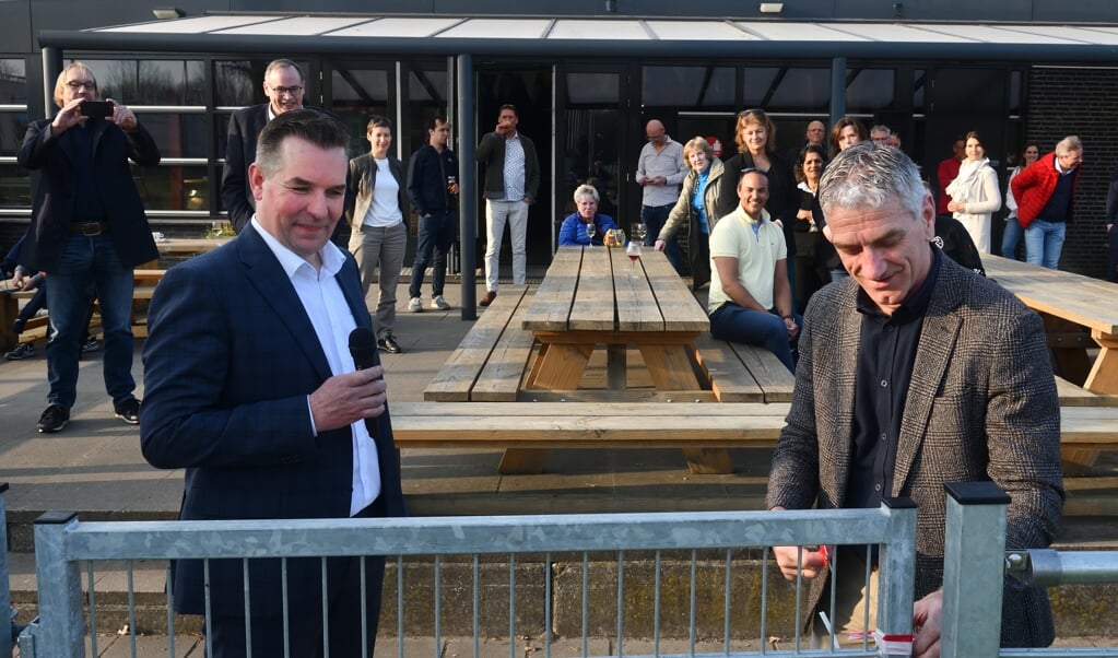Rob Dijkstra (links) tijdens de officiële opening van het waterkunstgrasveld toenmalig wethouder Jos de Bruin
