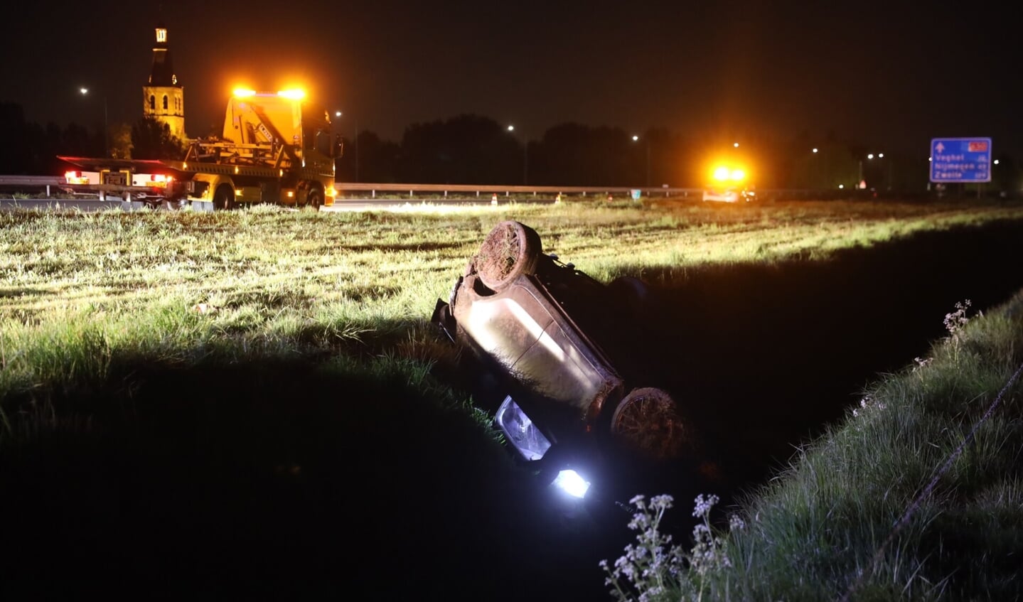 Koningsdagvierders belanden ondersteboven met auto in sloot 