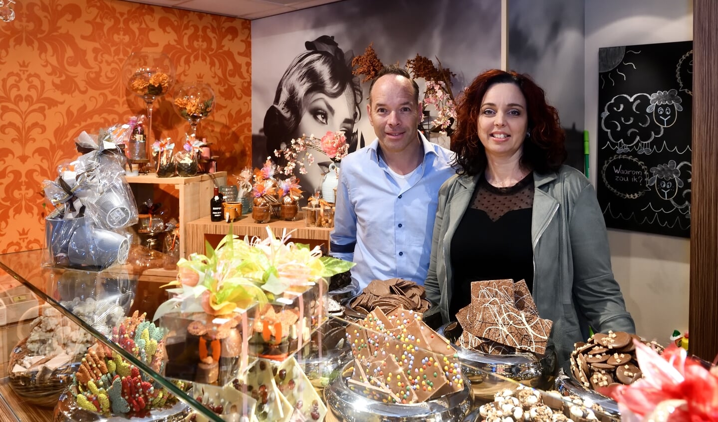 John en Janine van der Linden de nieuwe eigenaars van 'De Dames' ijssalon en chocolaterie
