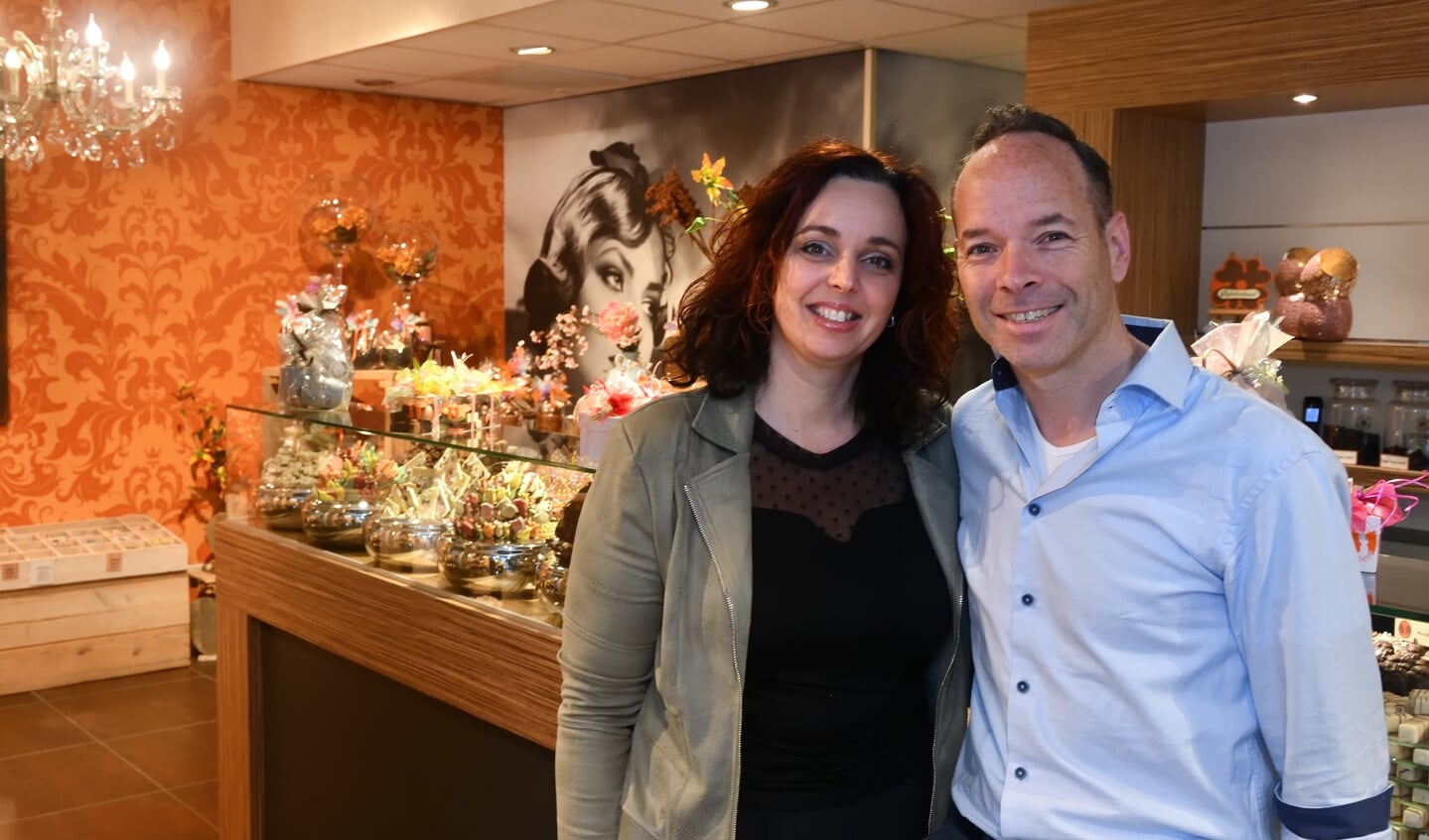 Janine en John van der Linden de nieuwe eigenaars van 'De Dames' ijssalon en chocolaterie