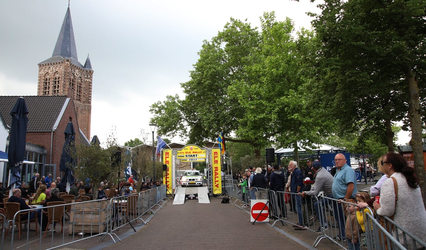 De start in het centrum van Son en Breugel