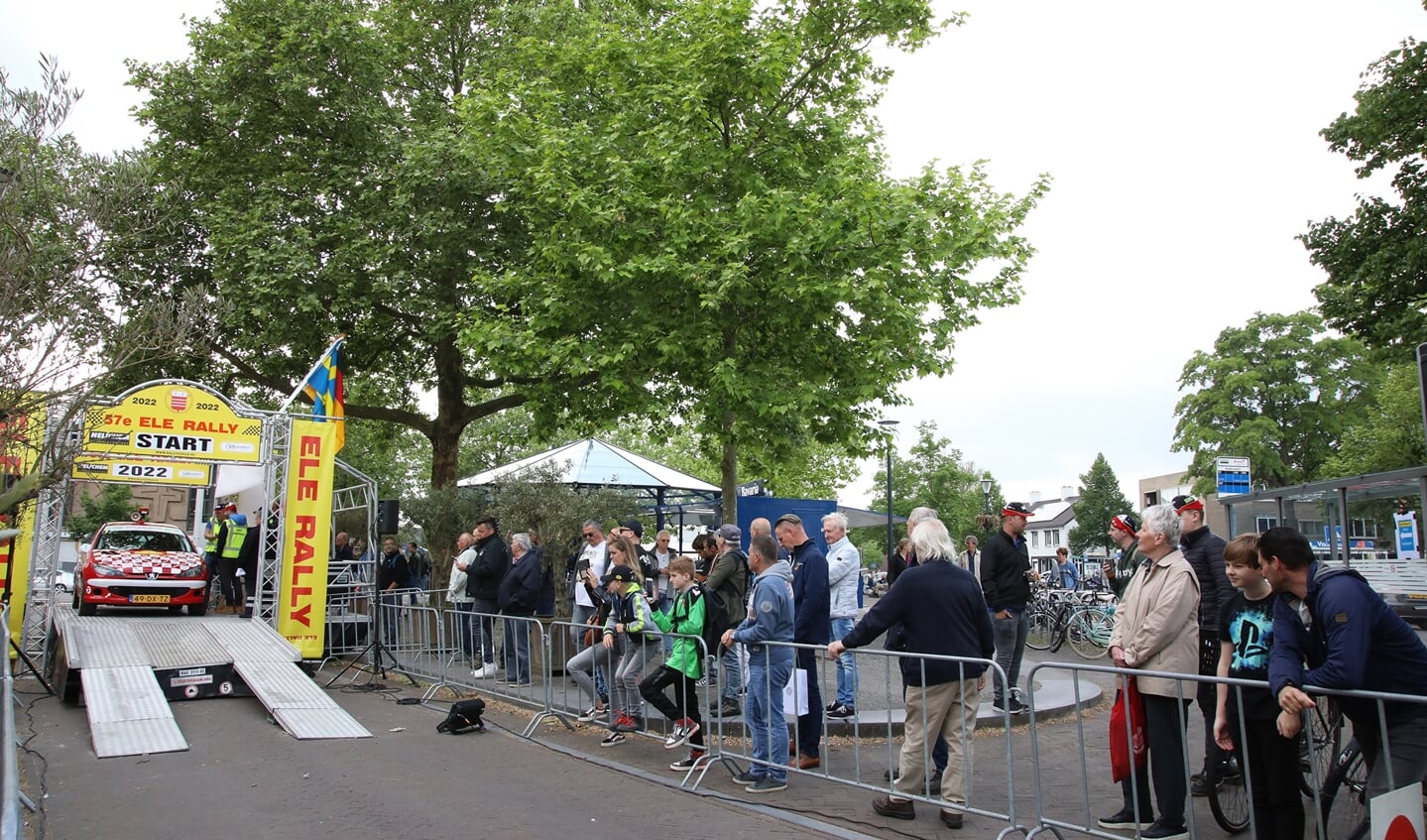 De start in het centrum van Son en Breugel