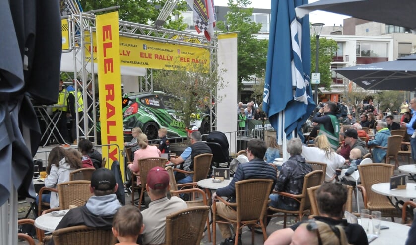Vanaf het terras de start van de ELE Rally volgen