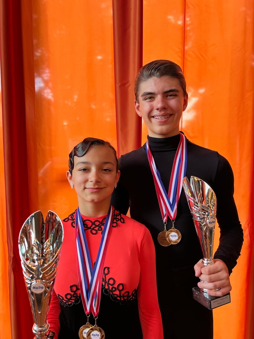 Ayisha (l) en Owen na de prijsuitreiking latin tijdens de NK stijldansen