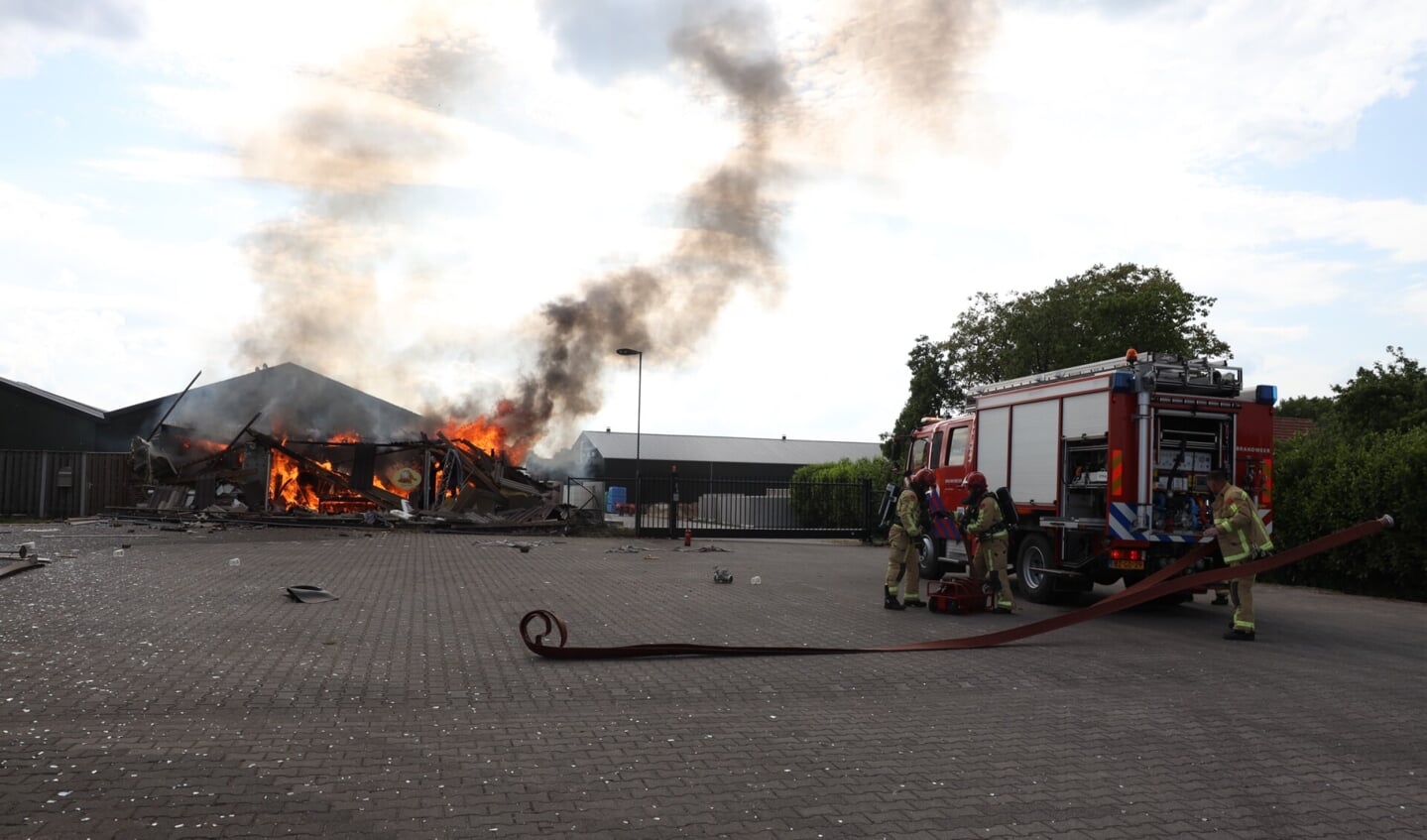 Explosie en felle brand in gebouw brouwerskampweg