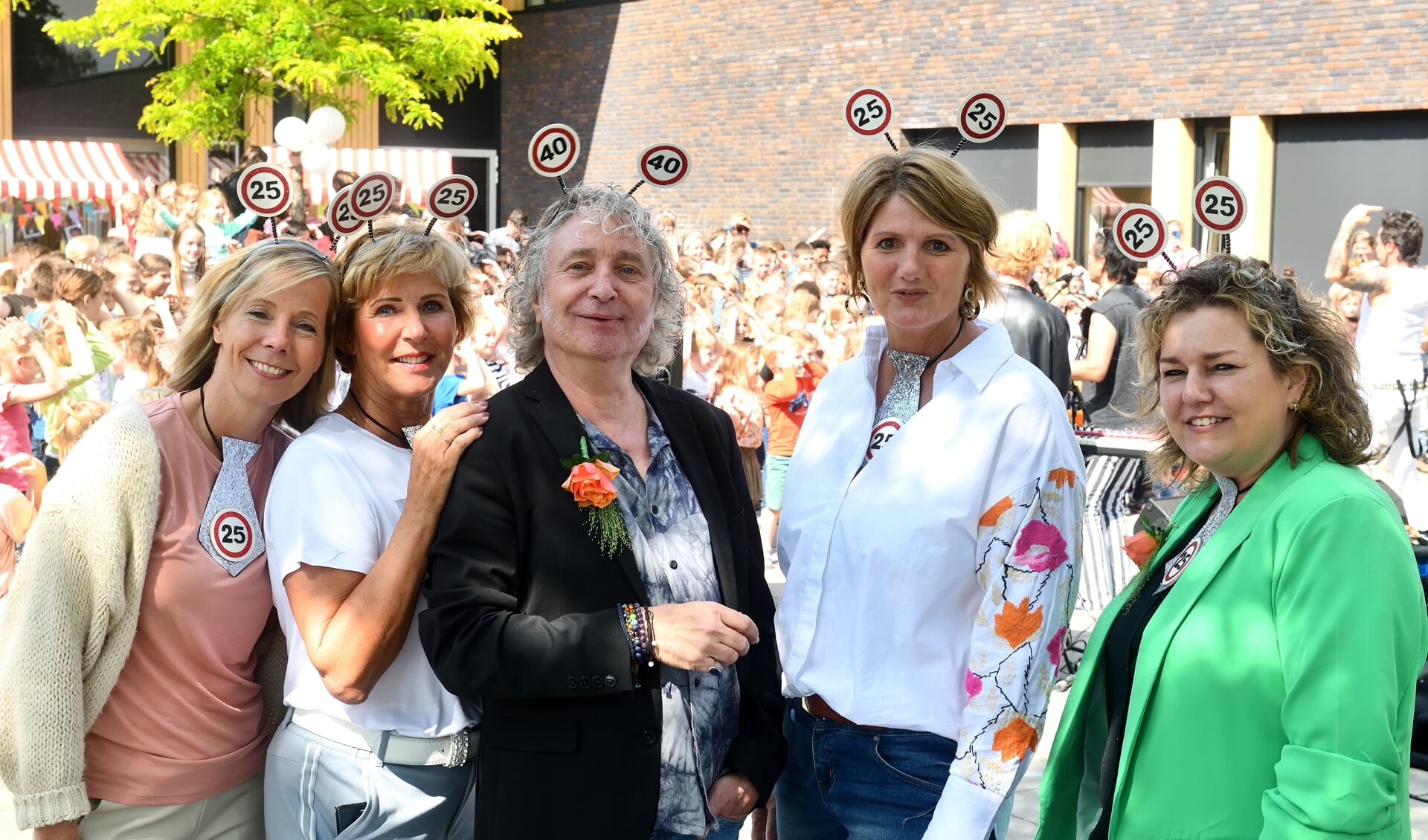 V.l.n.r.: De jubilarissen Wendy Mulder, Jeanne van de Ven, Ruud Heijnsdijk, Esther Roxs, Anne-Marie Maas werden in het zonnetje gezet