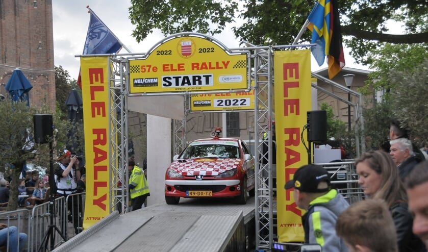 Start van de ELE Rally in het centrum van Son en Breugel