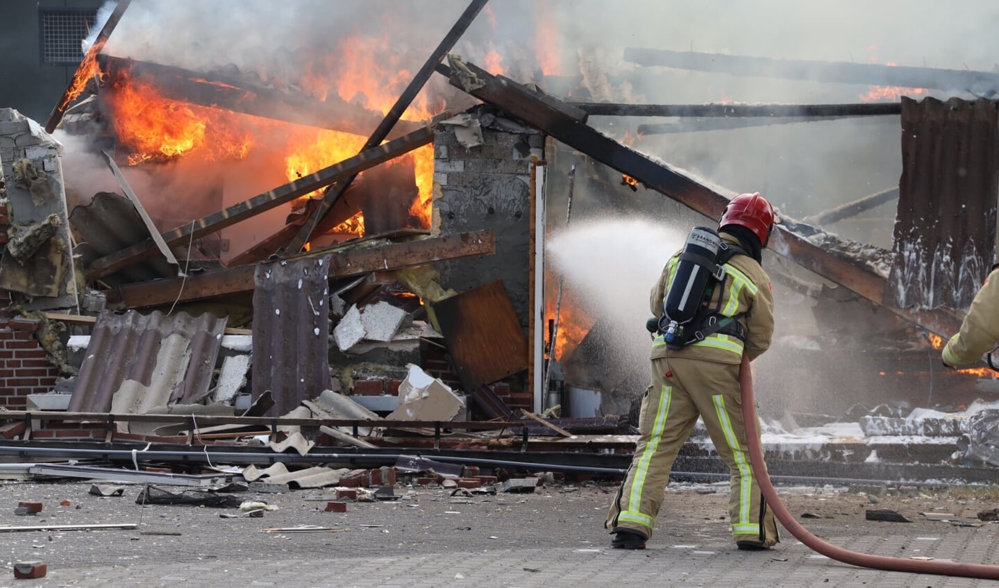 Explosie en felle brand in gebouw brouwerskampweg