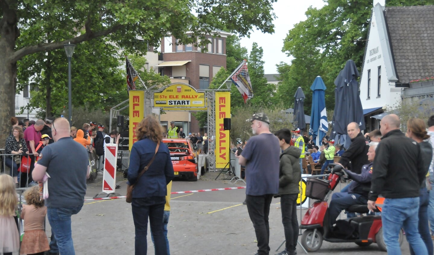 Start van de ELE Rally in het centrum van Son en Breugel