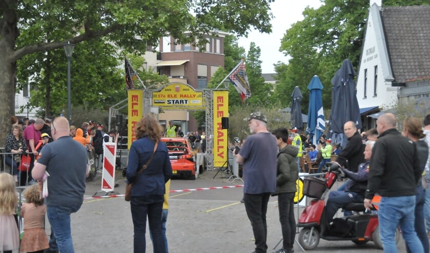 Start van de ELE Rally in het centrum van Son en Breugel