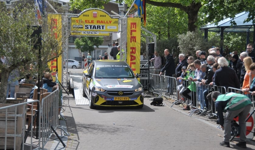 Start van de ELE Rally in het centrum van Son en Breugel