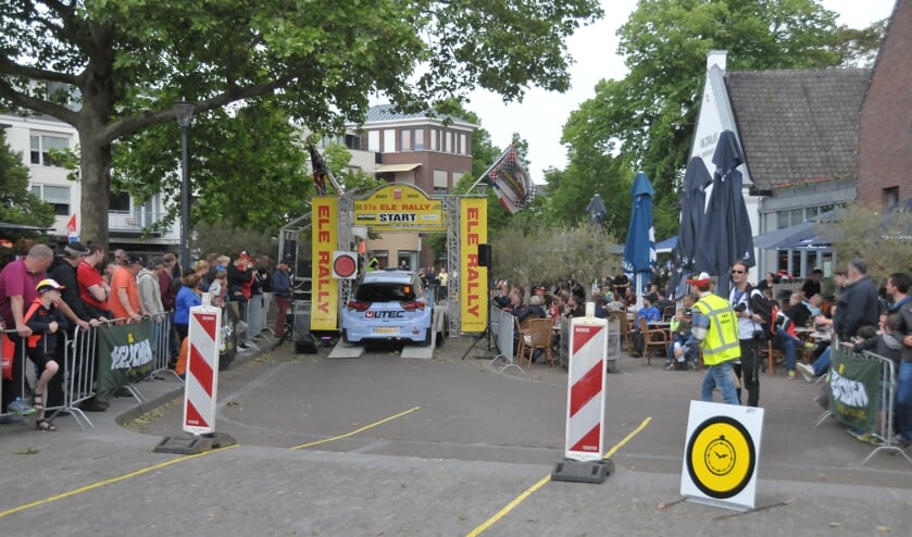 Start van de ELE Rally in het centrum van Son en Breugel