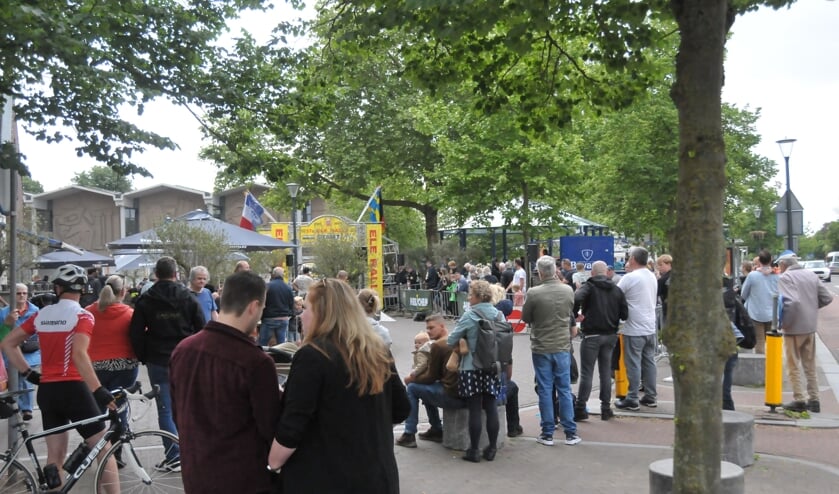 Veel belangstelling bij start van de ELE Rally in het centrum van Son en Breugel
