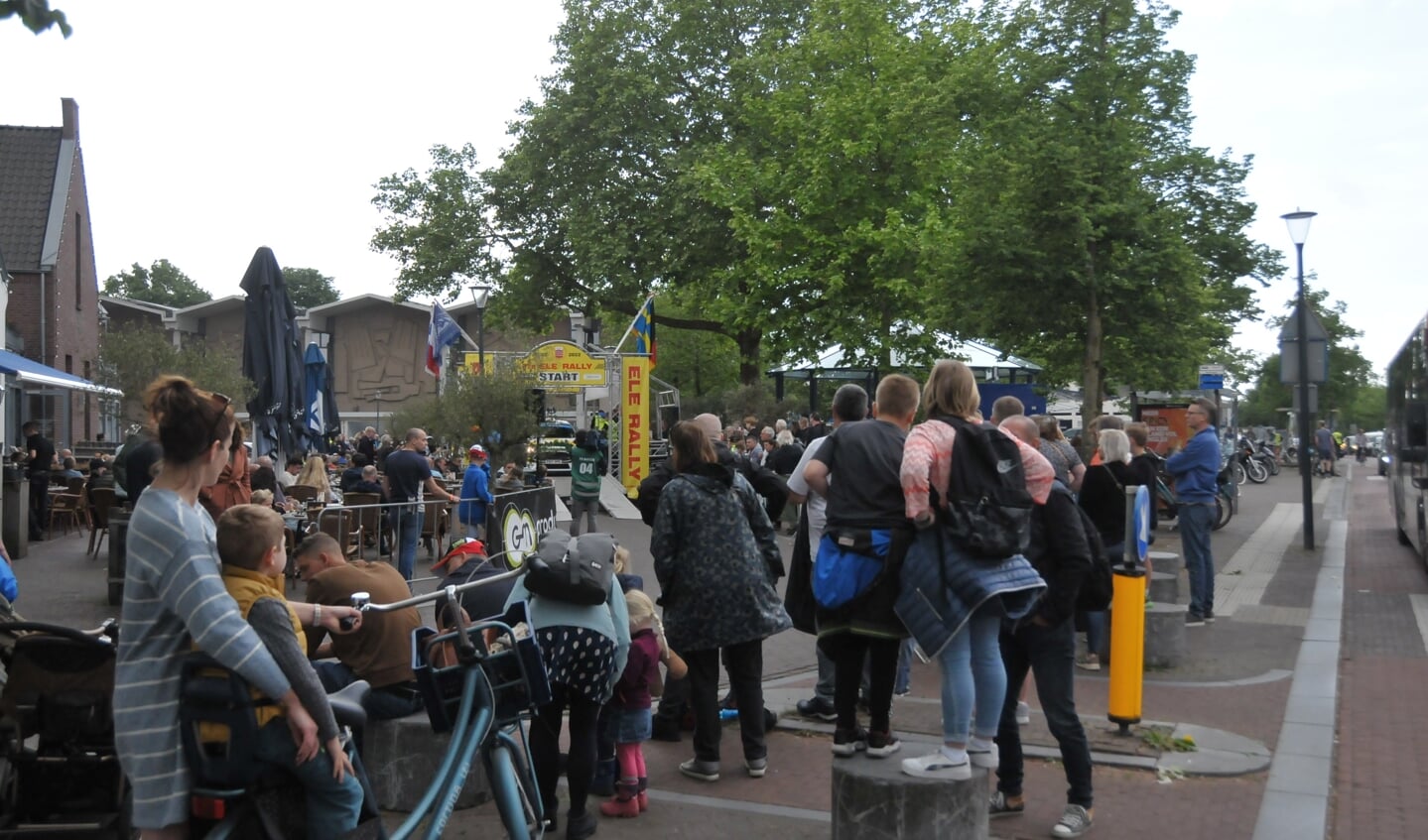 Veel belangstelling voor de start van de ELE Rally in het centrum van Son en Breugel