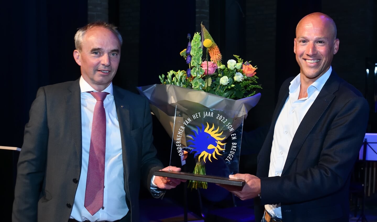 Bert-Jan van Dinter (l) overhandigd de prijs aan Bart van Gerven (Ondernemer van het Jaar 2022)
