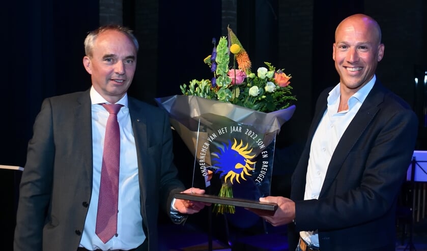 Bert-Jan van Dinter (l) overhandigd de prijs aan Bart van Gerven (Ondernemer van het Jaar 2022)