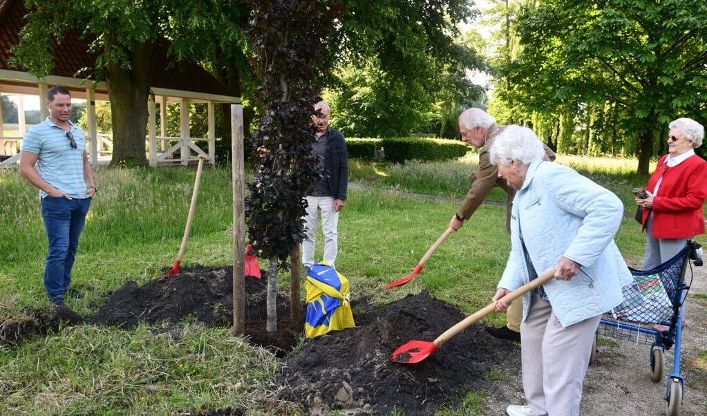 Rijkje Maters-Tanja plant 'haar' levensboom in het bijzijn van haar familie en burgemeester Hans Gaillard