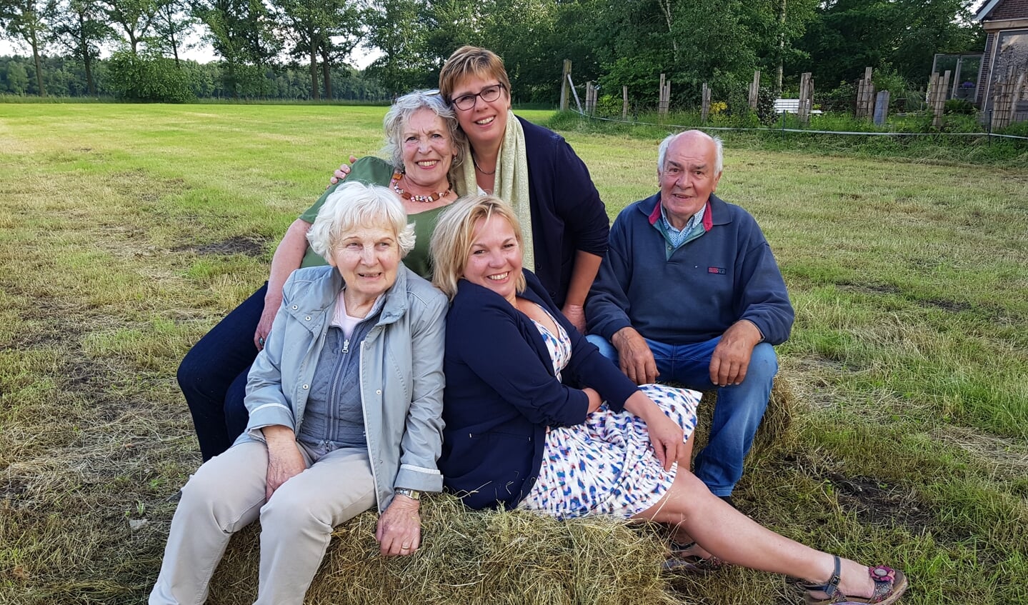 Linksboven Mieke met daarnaast Anja. Onderaan in het midden Marga tussen haar ouders