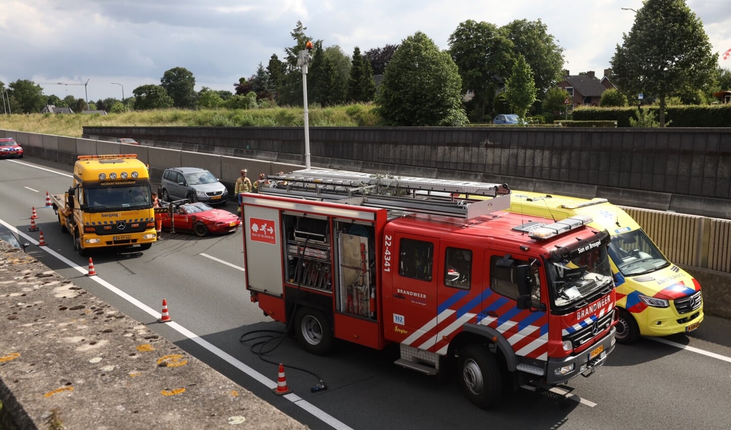 Auto belandt op zijn kop bij aanrijding op snelweg A50 bij Sint-Oedenrode