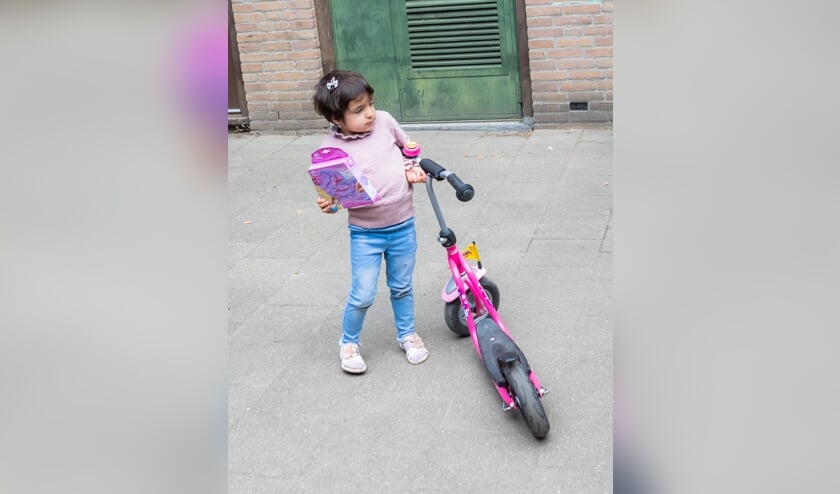 Het speelgoed wordt uitgereikt aan de kinderen in het AZC