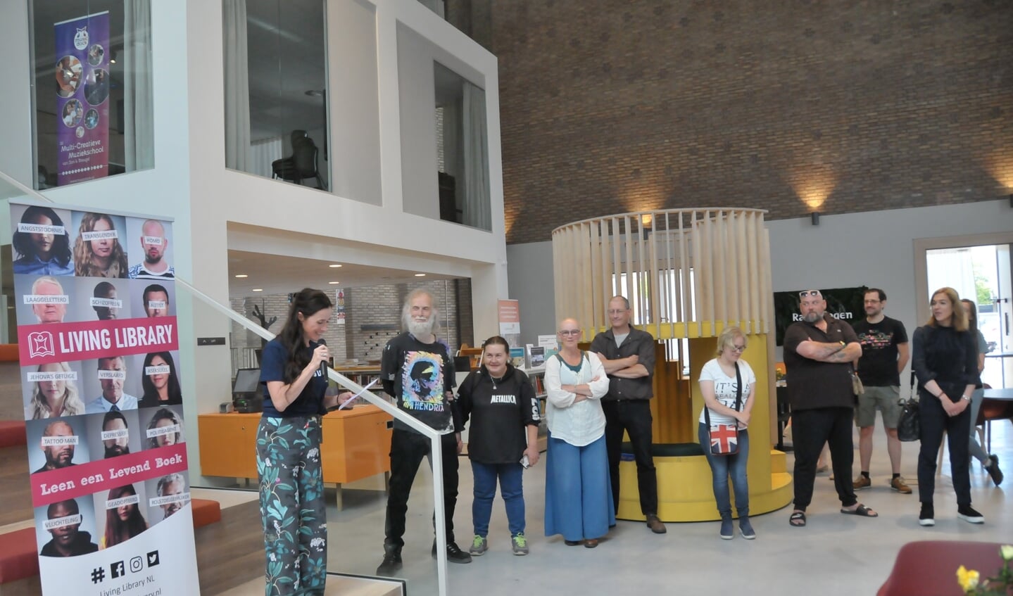 Ellen Reinders ( Bibliotheek Son en Breugel) tijdens de opening van Living Library