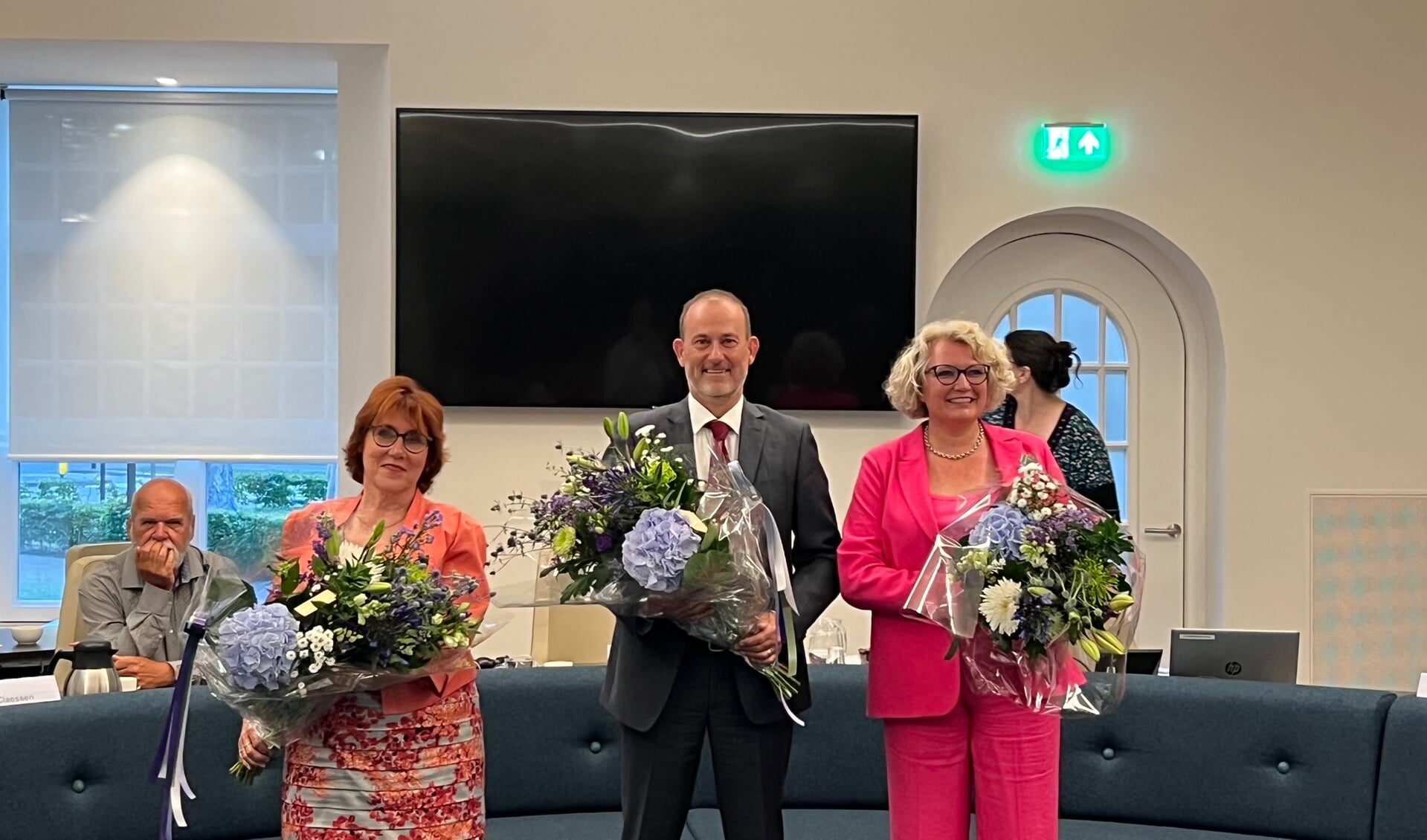 Wethouder Kees Vortman naast zijn collega wethouders, Peet van de Loo (links) en Suzan van de Goor-Gelens (rechts)