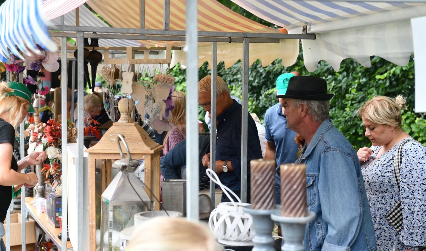 Zomerse vlooienmarkt in Breugel druk bezocht