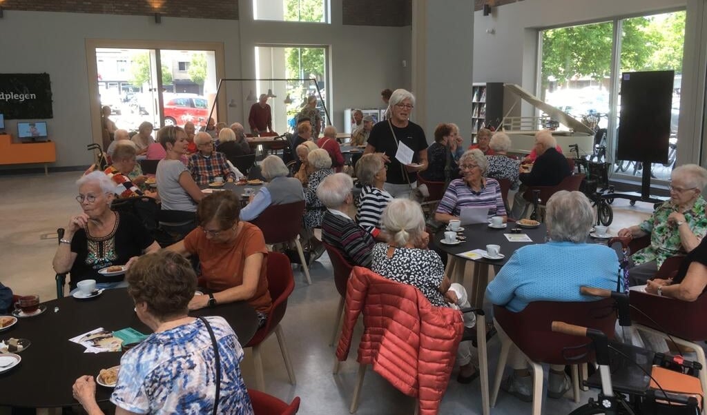 Het was gezellige druk met de gasten van de Zonnebloem in de foyer van het Dommelhuis