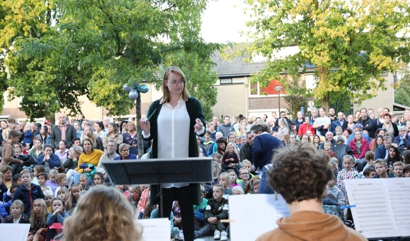 Leerlingen De Stokland en opleidingsharmonie samen op schoolplein