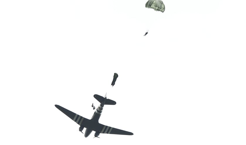 Herdenkingsparachutesprongen vanochtend door Round Canopy Parachuting Team The
Netherlands en Parachute Group Holland