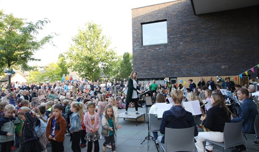Leerlingen De Stokland en opleidingsharmonie samen op schoolplein