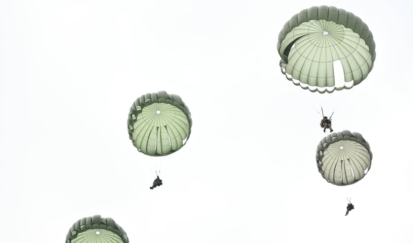 Herdenkingsparachutesprongen vanochtend door Round Canopy Parachuting Team The
Netherlands en Parachute Group Holland