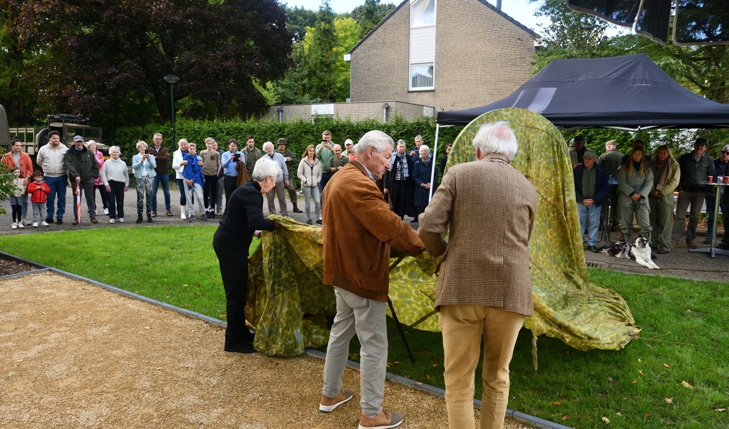 Veel buurtbewoners waren aanwezig bij de onthulling.