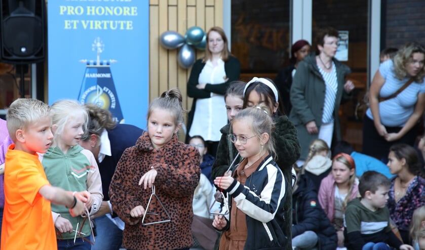 Leerlingen De Stokland en opleidingsharmonie samen op schoolplein