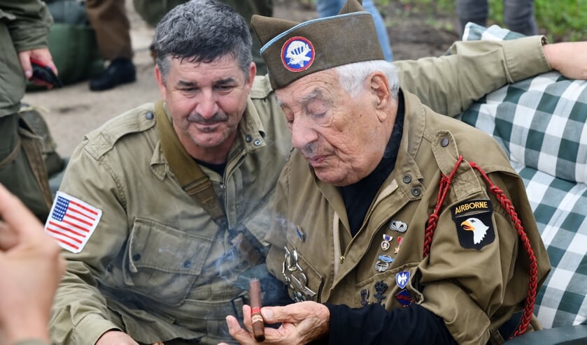 Veteraan Vincent Speranza was bij deze herdenkingsprong aanwezig en de parachutisten toonden allemaal hun
waardering voor deze vitale 97 jarige veteraan.
