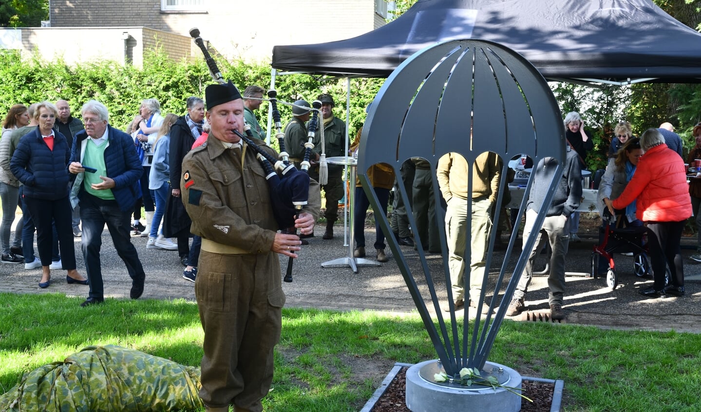 Veel buurtbewoners waren aanwezig bij de onthulling.