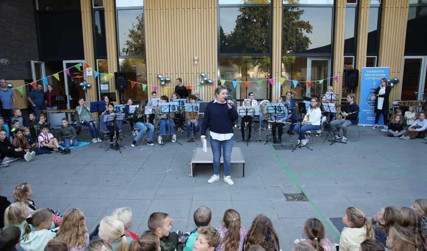 Leerlingen De Stokland en opleidingsharmonie samen op schoolplein