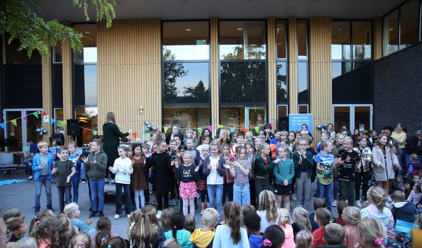 Leerlingen De Stokland en opleidingsharmonie samen op schoolplein