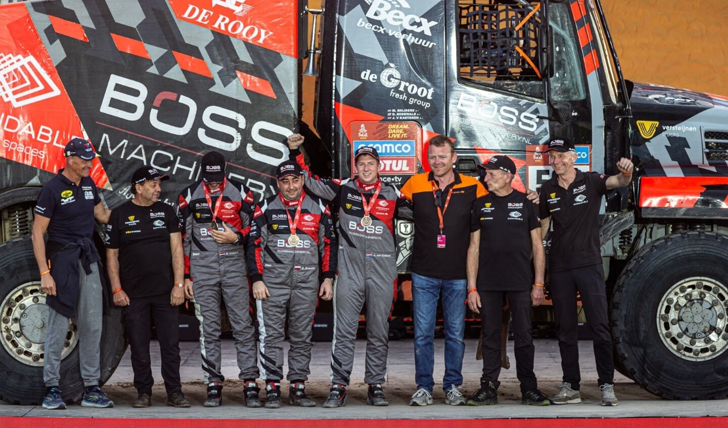 Team de Rooy op het erepodium van Dakar 2023