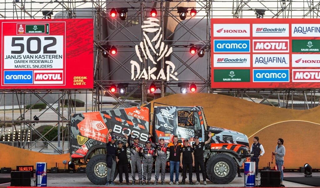 Team de Rooy op het erepodium van Dakar 2023