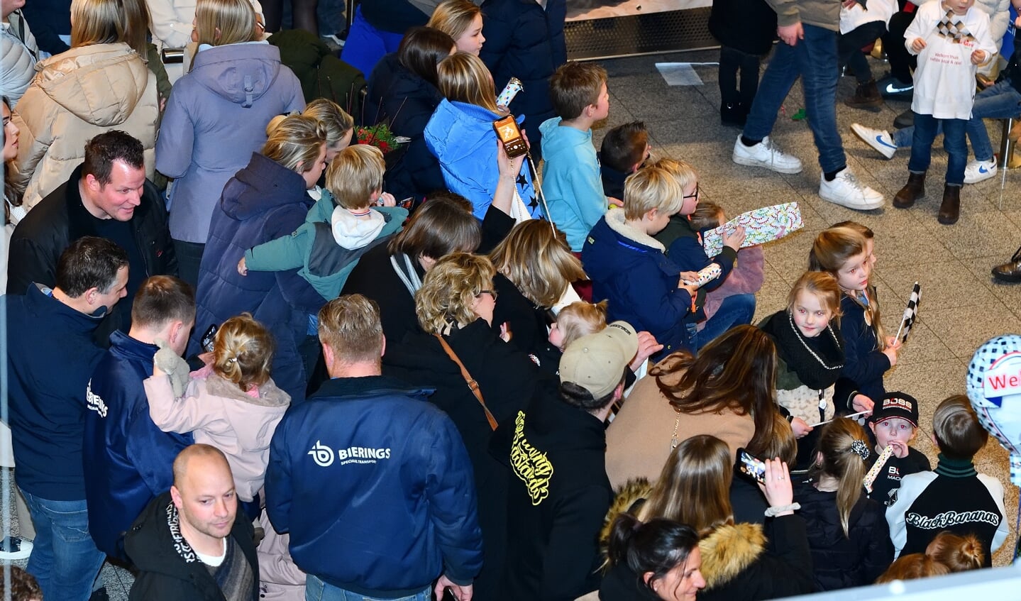 Drukte bij aankomst Dakardeelnemers op vliegveld Eindhoven