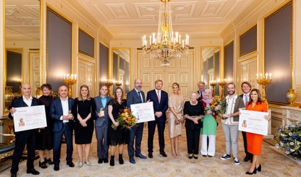 Copyright Oranje Fonds: groepsfoto Paleis Noordeinde met genomineerden Appeltjes van Oranje.