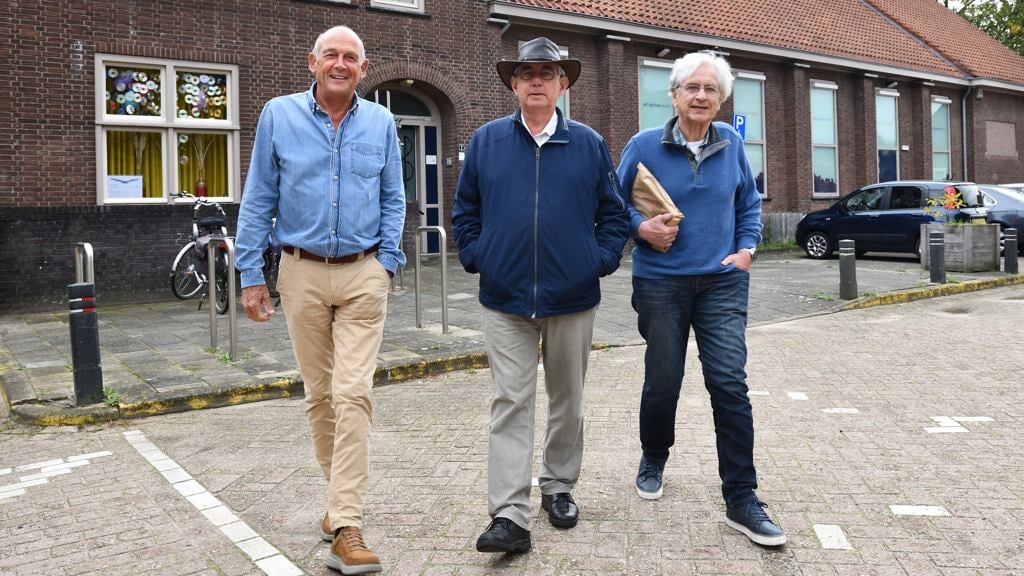Frits Helders, Harry van der Kallen, René van Leeuwen voor het voormalige Vestzaktheater. Op de foto ontbreekt Mark Thunnissen