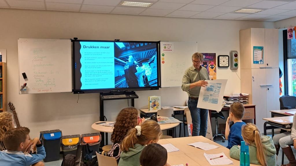Adrie Neervoort, de uitgever van DeMooiSonenBreugelKrant, gaf een presentatie over het maken van de krant.
